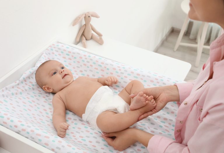 Chusteczki nawilżane w&nbsp;codziennej pielęgnacji skóry noworodków  i&nbsp;niemowląt