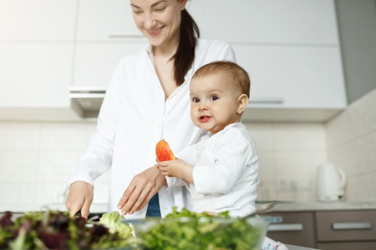 Zimowa dieta roczniaka – poznaj pomysły na&nbsp;śniadania i&nbsp;podwieczorki, które urozmaicą codzienną dietę malucha