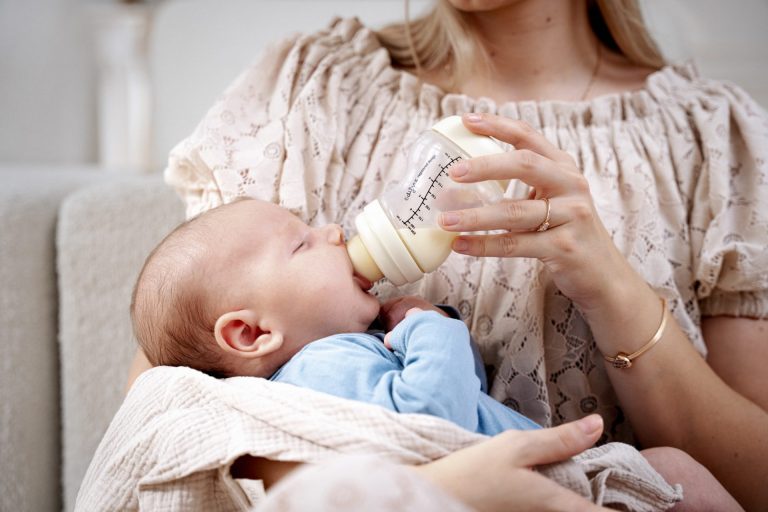 Nowoczesne wsparcie dla młodych mam – butelka antykolkowa S-Shape  od&nbsp;Canpol babies by&nbsp;Difrax