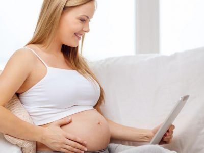 smiling-pregnant-woman-with-tablet-pc-computer