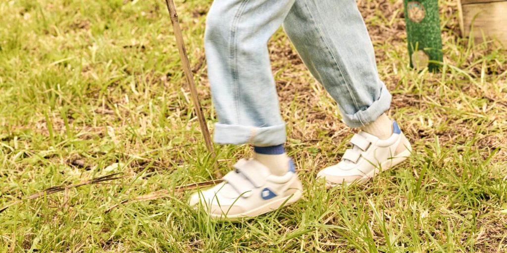 biale-sneakersy-dzieciece-Bobux