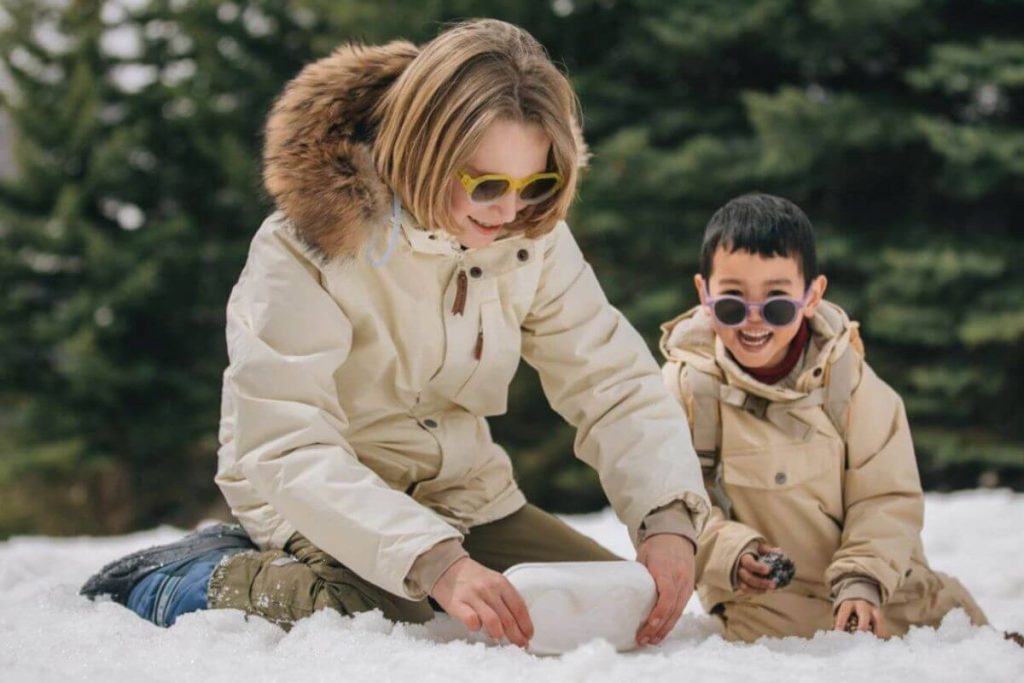 chlopcy-na-sniegu-w-okularach-przeciwslonecznych-dzieciecych-Olivio-and-co