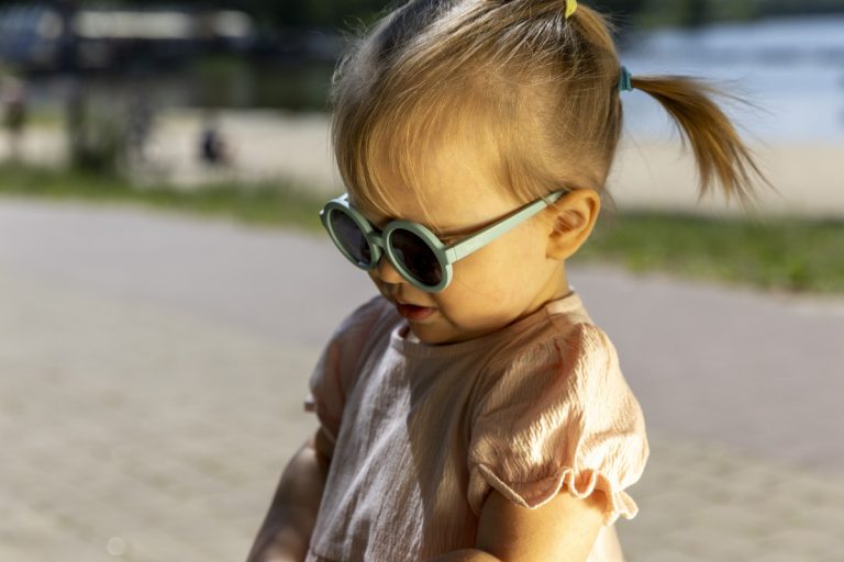 Dlaczego Twoje&nbsp;dziecko powinno nosić okulary przeciwsłoneczne od&nbsp;6 miesiąca życia