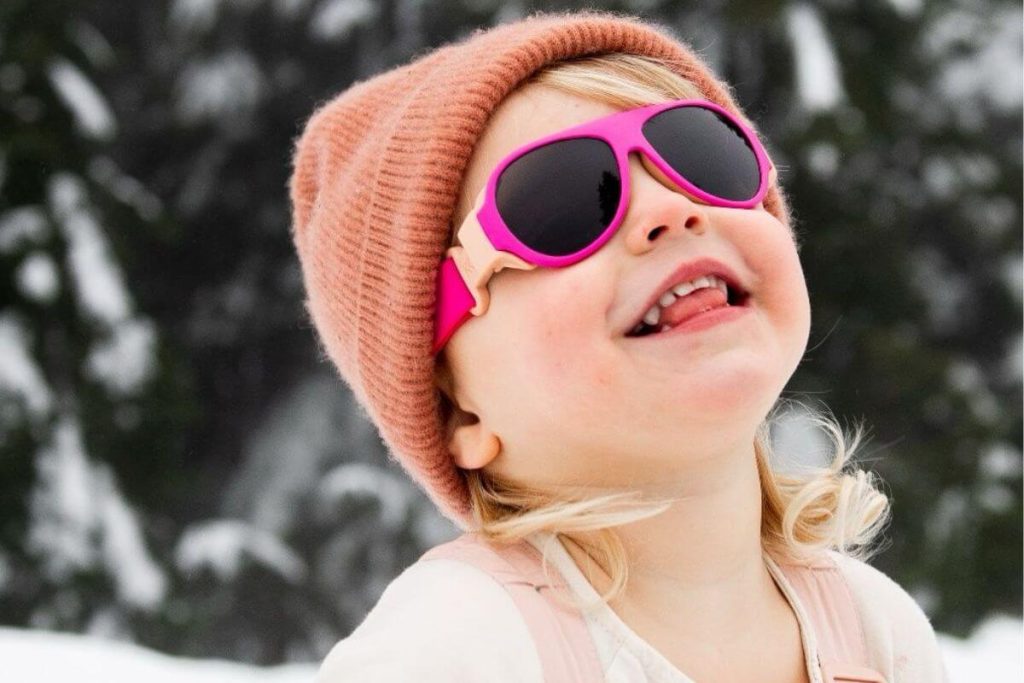dziewczynka-w-okularach-przeciwslonecznych-dla-dzieci-Mokki-uvok.pl