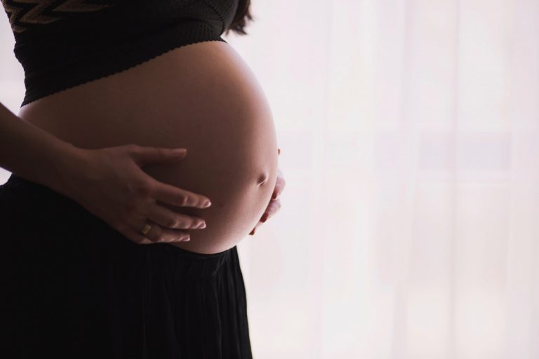 Jak pielęgnować skórę w&nbsp;ciąży, aby uniknąć rozstępów?